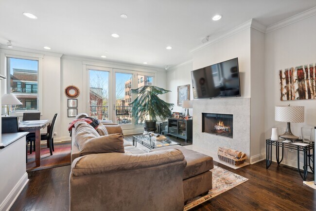 Building Photo - 1087 N Hermitage Ave