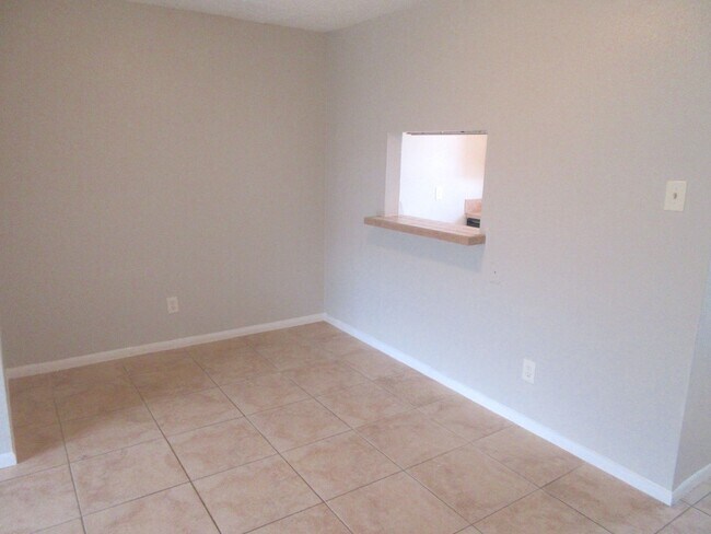 Foto del edificio - Spring Branch Condo  ALL BILLS PAID!