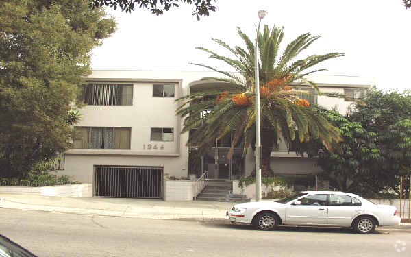 Primary Photo - 1346 N Laurel Ave