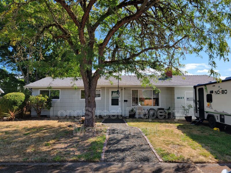 Foto principal - 1827 NW Menlo Dr