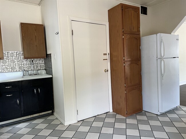 Building Photo - 1 br, 1 bath House - 150 W Broadway St