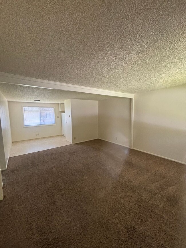 Building Photo - Syringa Dr Duplex