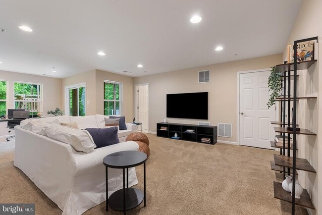 Building Photo - 232 Mohegan Dr