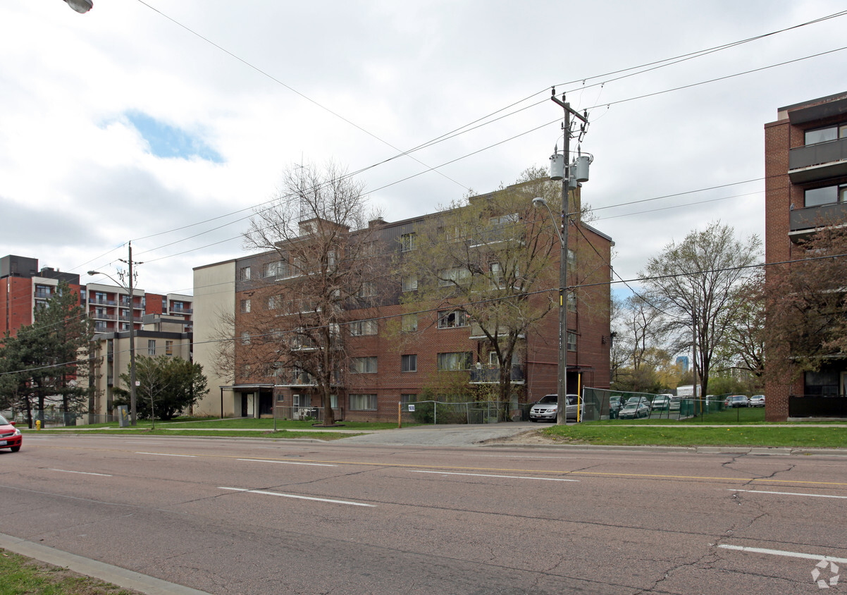 Photo principale - 1698 Victoria Park Ave