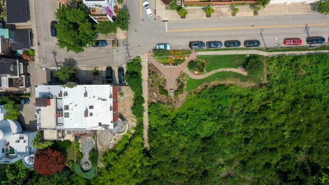 Building Photo - 923 Riverview Pl