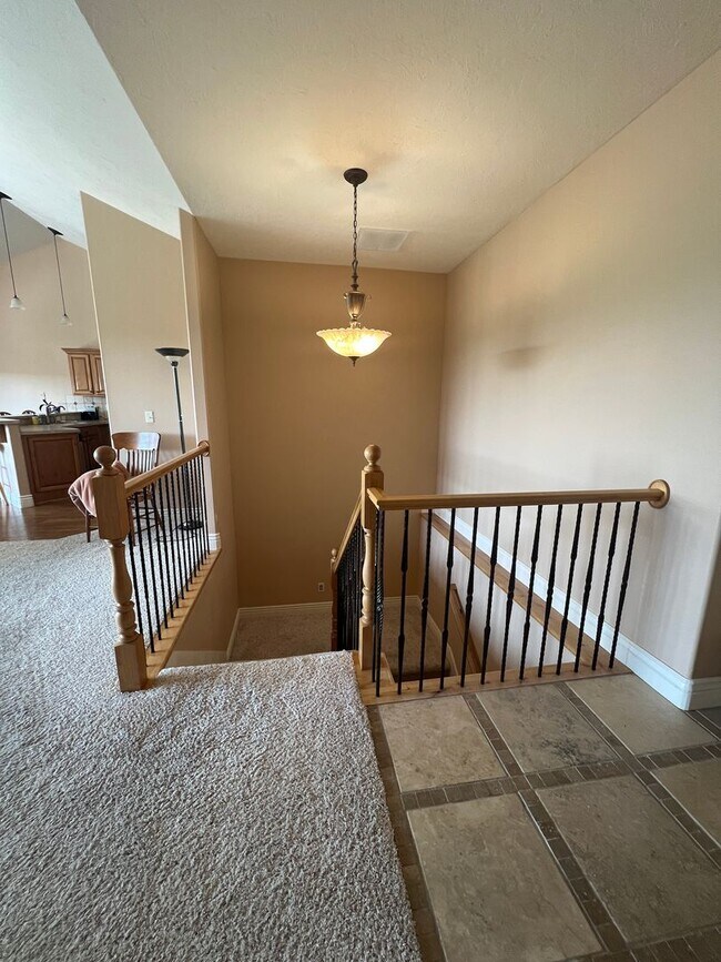 Foto del edificio - Stunning 5 bed 3.5 bath home on the hill i...