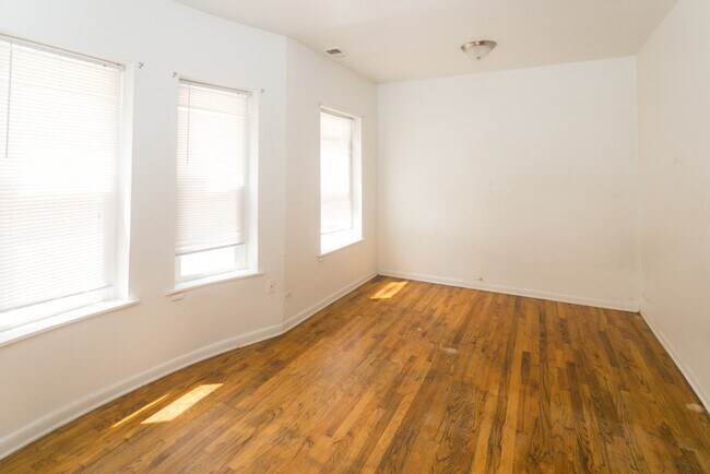 Building Photo - 4507 N Malden St