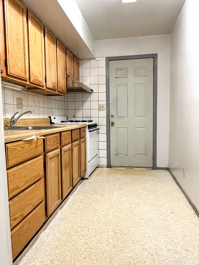 Building Photo - 27 Wilms Ave