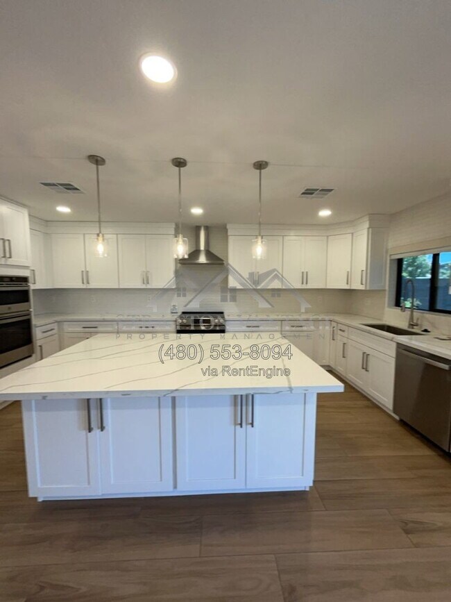Building Photo - 2202 N Los Altos Dr
