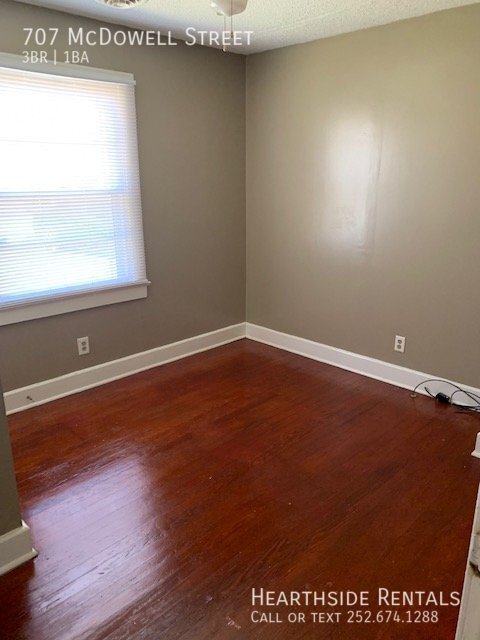 Foto del edificio - 3 Bed 1 Bath House on McDowell St.