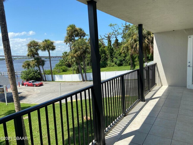 Building Photo - 2 bed condo overlooking the river