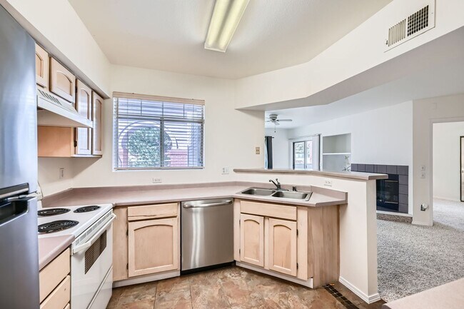 Foto del edificio - 2 Bed, 2 bath in Quiet Community. New HVAC, New Flooring. Community pool and clubhouse access inc...
