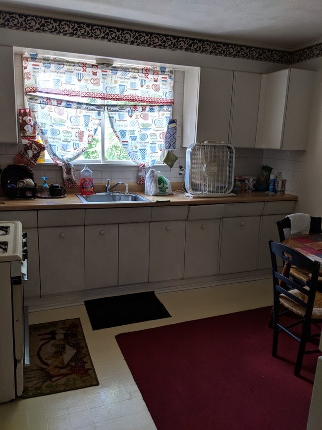 Interior Photo - 410 Douglas St