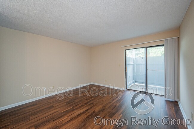 Building Photo - 425 Oakwood Ave