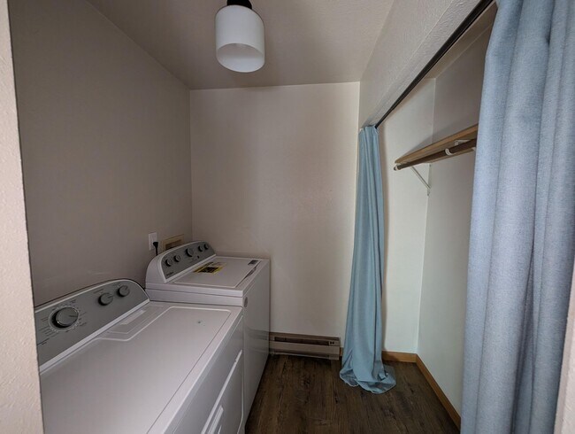 Building Photo - *LEASE PENDING* Unfurnished 2 Bedroom 2 Ba...