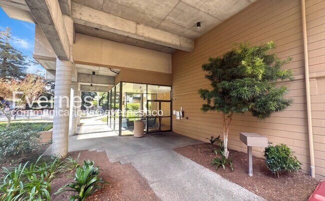 Foto del edificio - 320 N Civic Dr