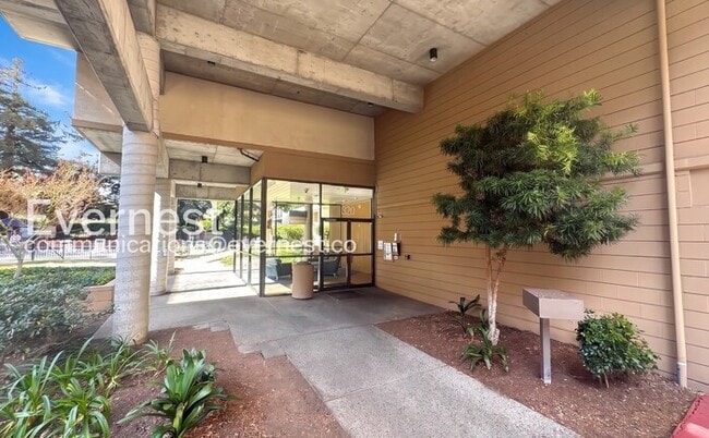 Building Photo - 320 N Civic Dr