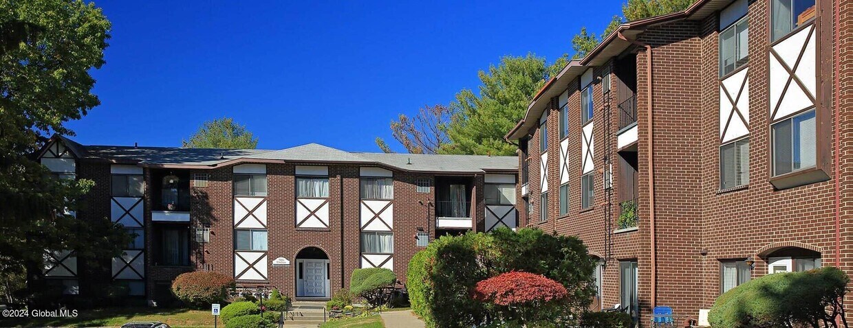 Primary Photo - 6211 Essex House