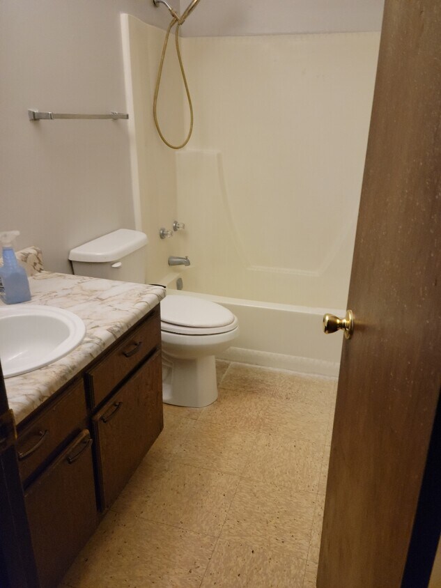 Primary Photo - 715 E Race St
