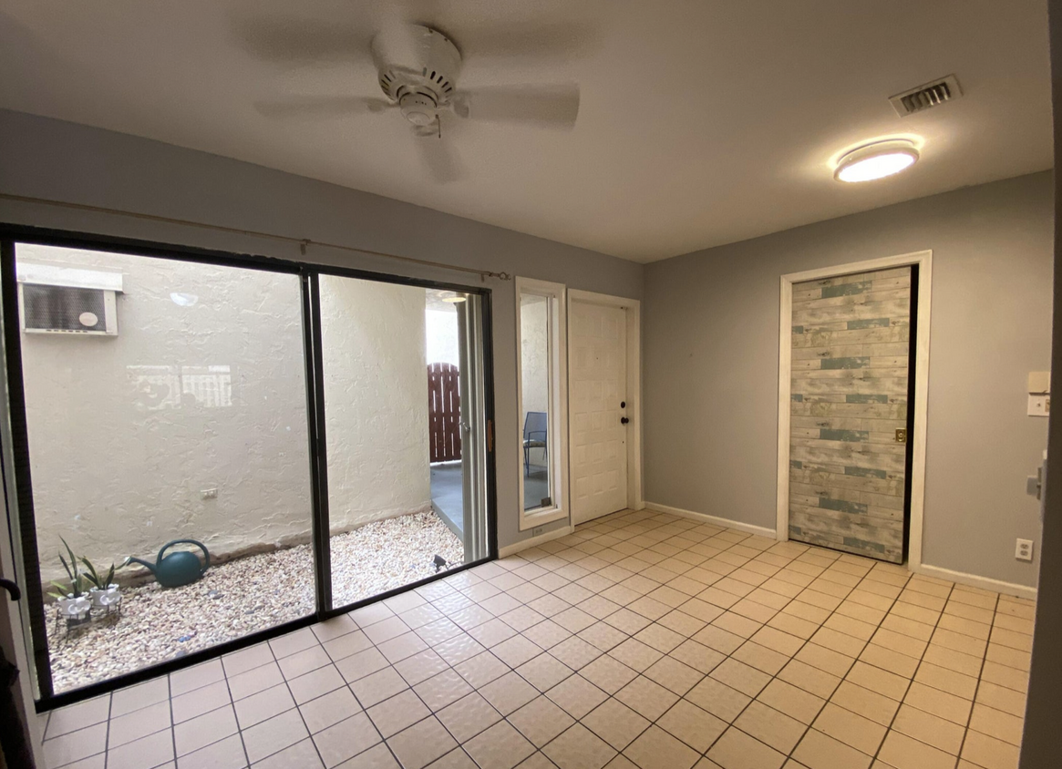 Foto principal - 1800 Embassy Dr