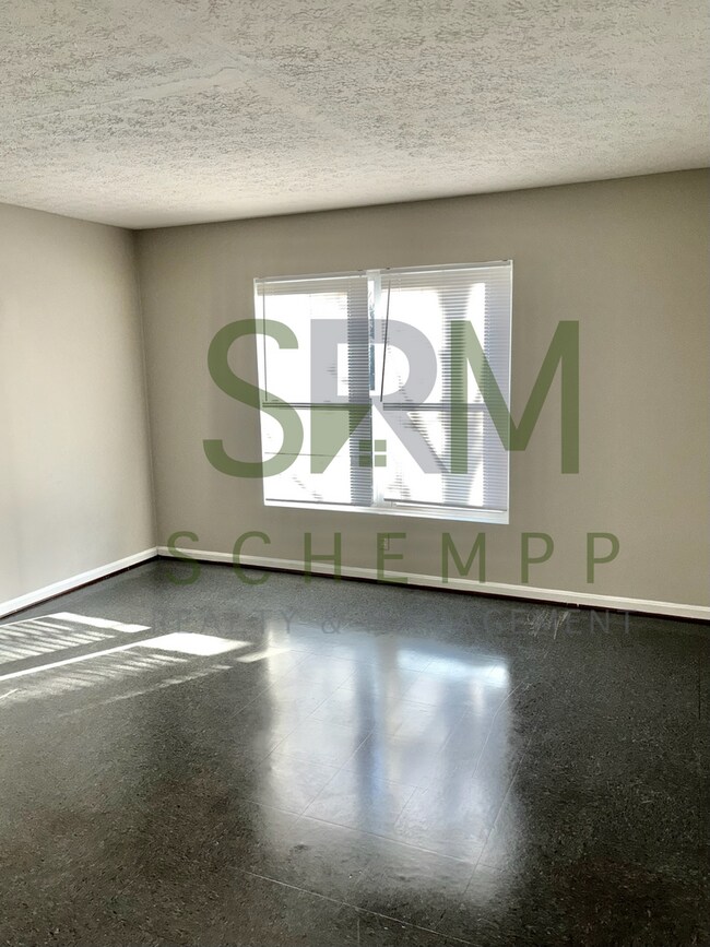 Building Photo - Updated first floor 1 bedroom apartment in West Louisville- Section 8 accepted