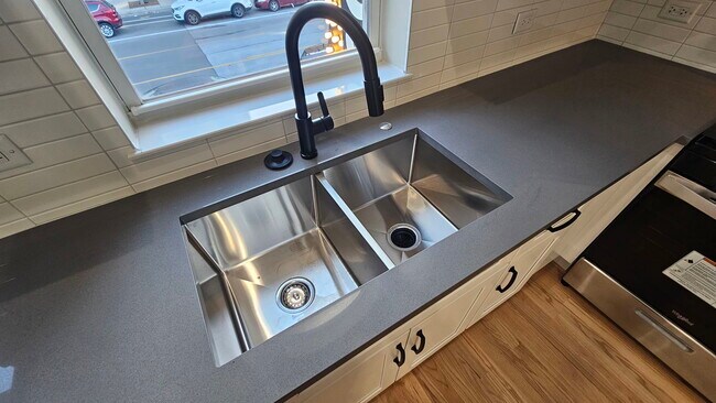 Photo - 4437 N Broadway Apartment