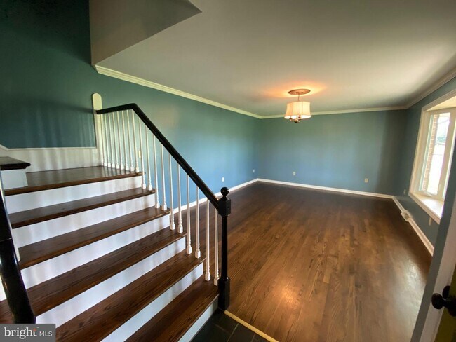 Building Photo - 70 Lerose Dr