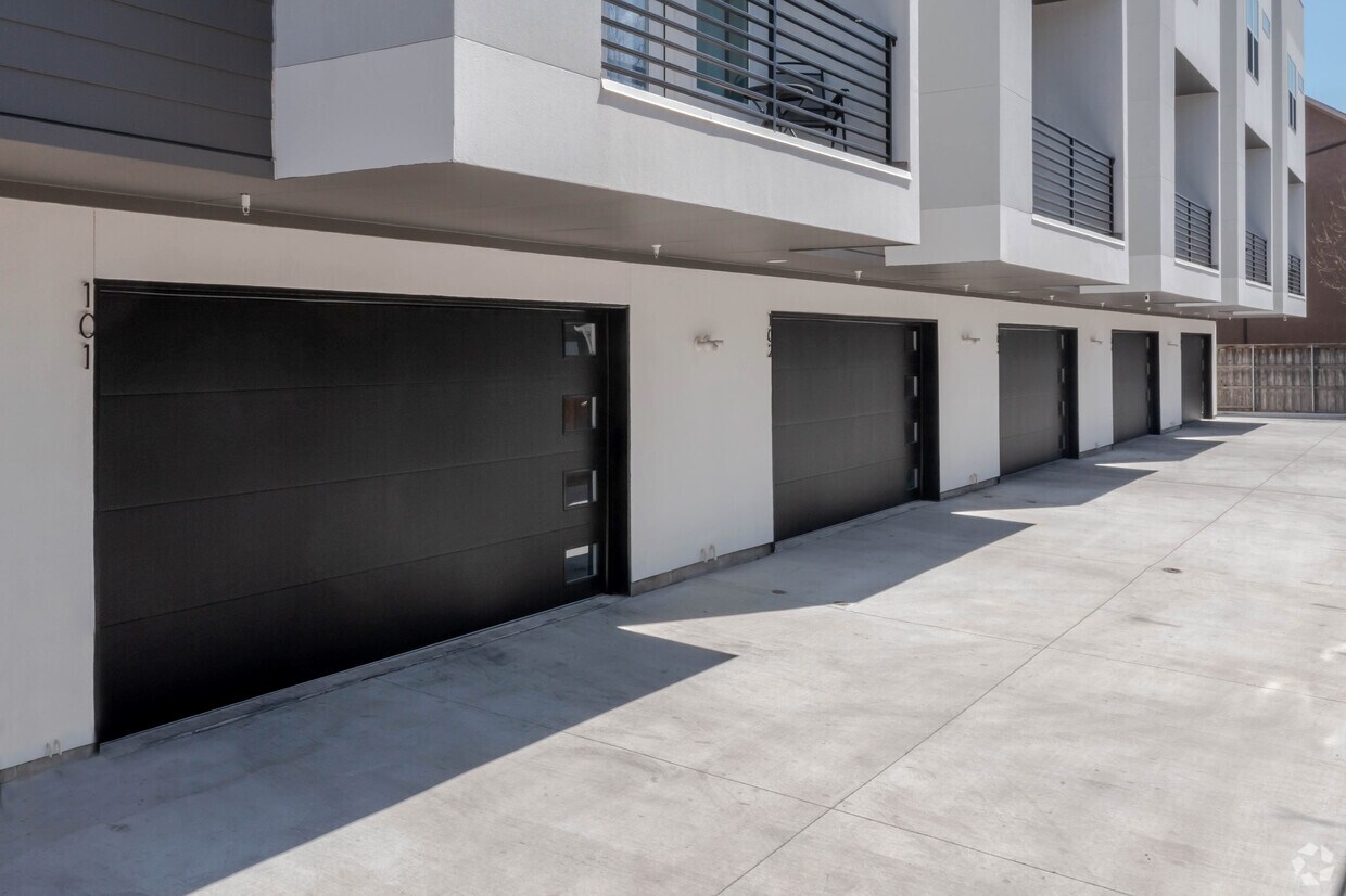Garages - 4514 Cabell Dr