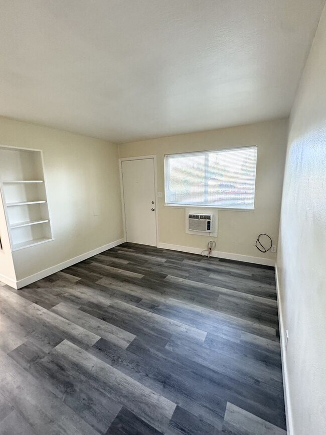 Foto del edificio - Move-In Special; Downstairs One Bedroom + Private Patio – Available Now! SEE VIDEO
