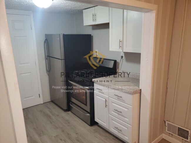Building Photo - 3 bedroom 1 bath Southeast Side home Near ...