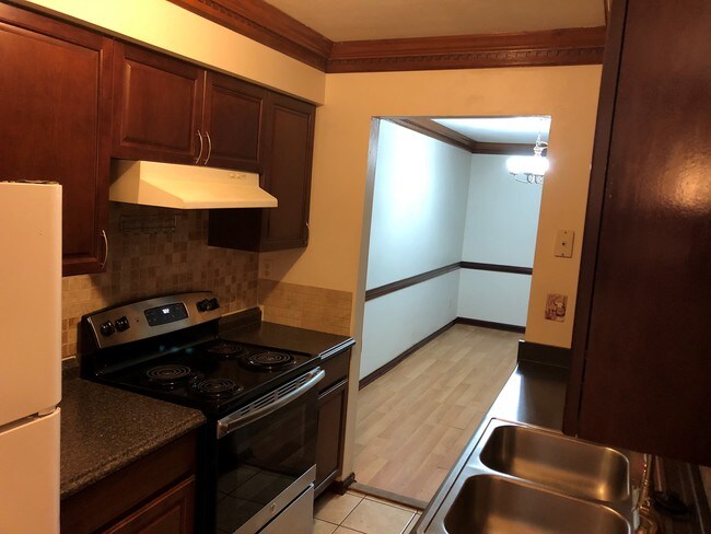 Área de la cocina - 4601 Merrimac Ln