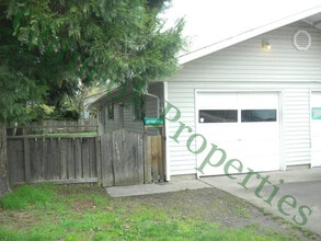 Building Photo - 390 Irving Rd