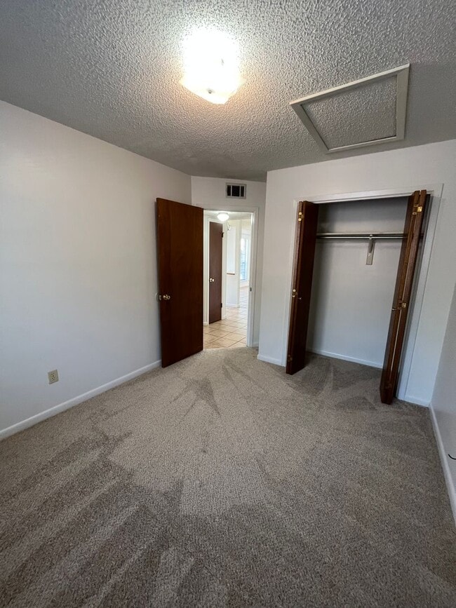Building Photo - 124 Classic Ct