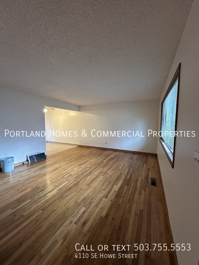 Building Photo - 2 Bedroom, Gas Heat Hardwood Floors