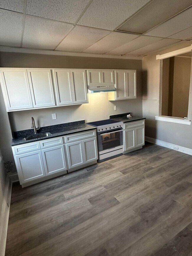 Foto del edificio - Three Bedroom One Bathroom Ready For ASAP ...