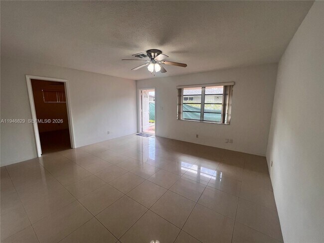 Foto del edificio - 5010 SW 26th Ave