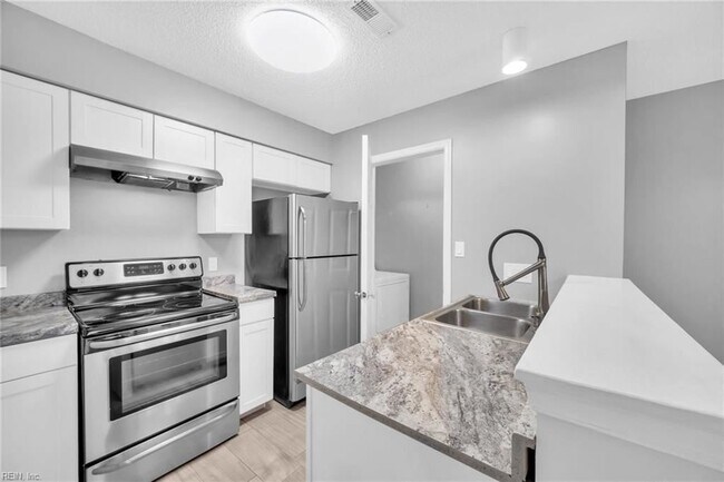 Building Photo - 413 Lees Mill Dr