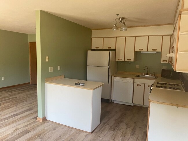 Building Photo - 2 Bed, 1.5 Bath Condo End Unit Available f...