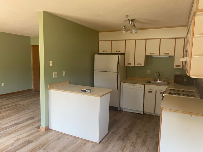 Building Photo - 2 Bed, 1.5 Bath End-Unit Condo in Dover – ...