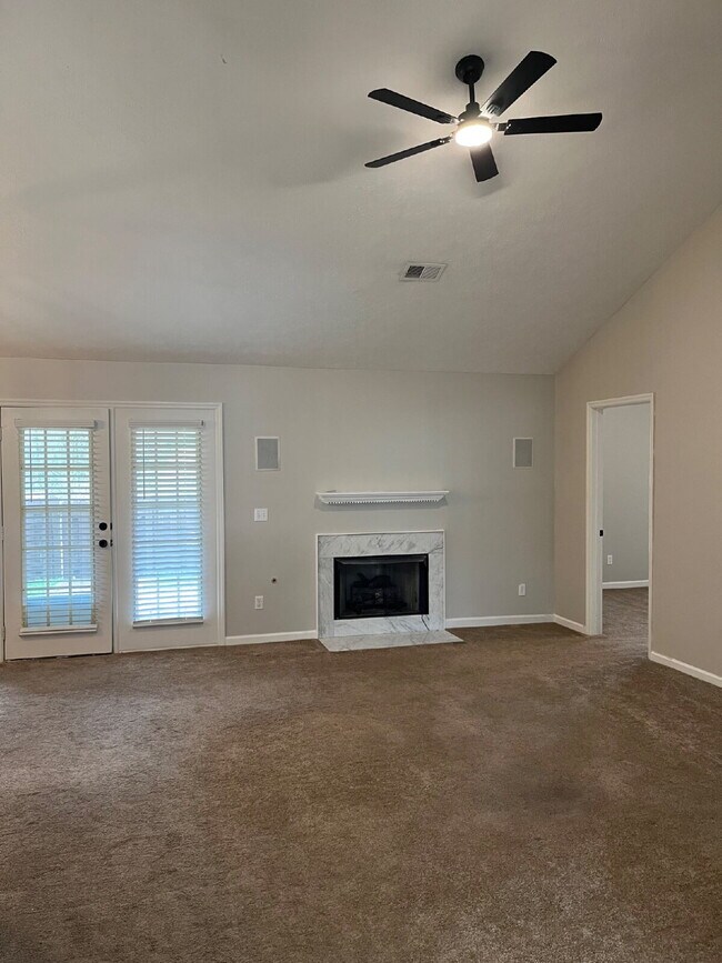 Foto del edificio - 135 Lake Chateau Dr