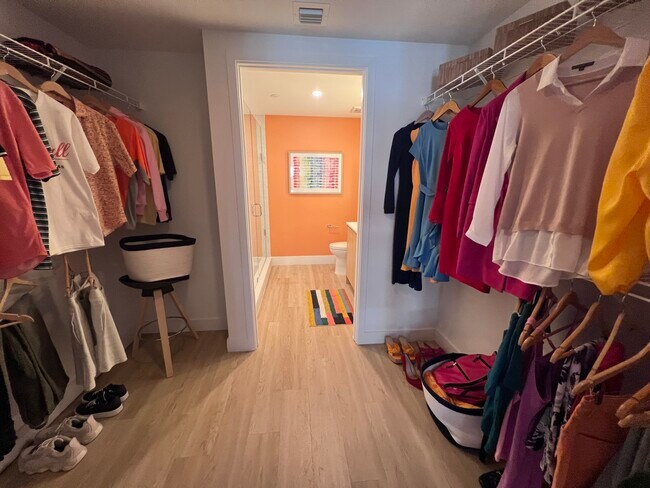 Foto del edificio - 556 NE 57th St