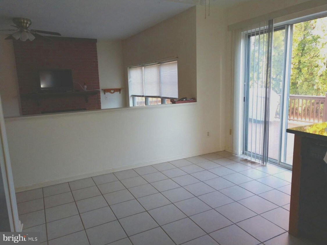 Primary Photo - 305 Barclay Ct