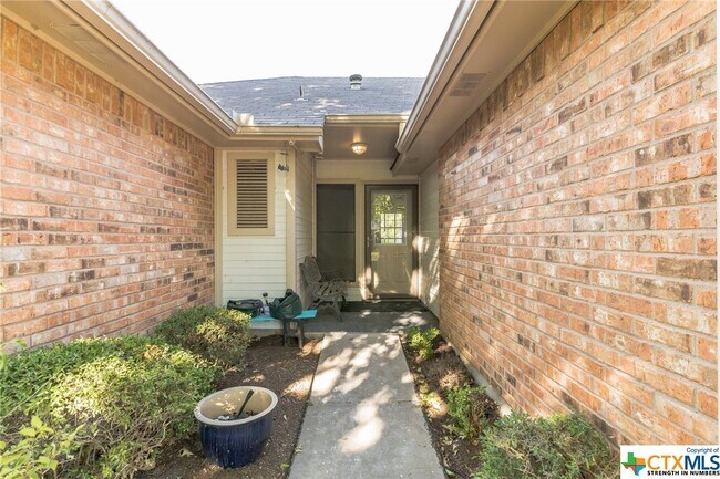 Building Photo - 917 Filly Ln