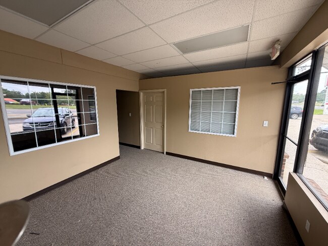Foto del edificio - 3131 Airport Rd