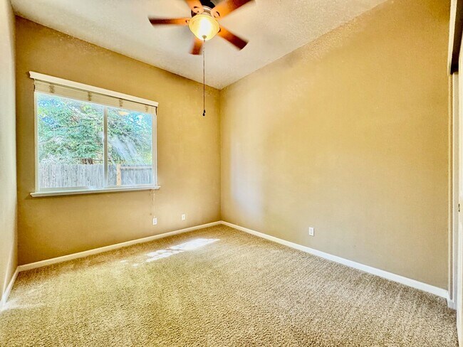 Foto del edificio - Stunning 3-Bedroom Home in Desirable Blue ...