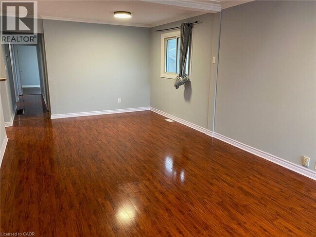 Photo du bâtiment - 11 Parkdale Ave S