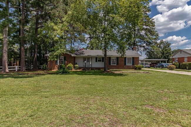 Building Photo - SPACIOUS Brick Home in Goldsboro (Wayne Memorial Drive area)