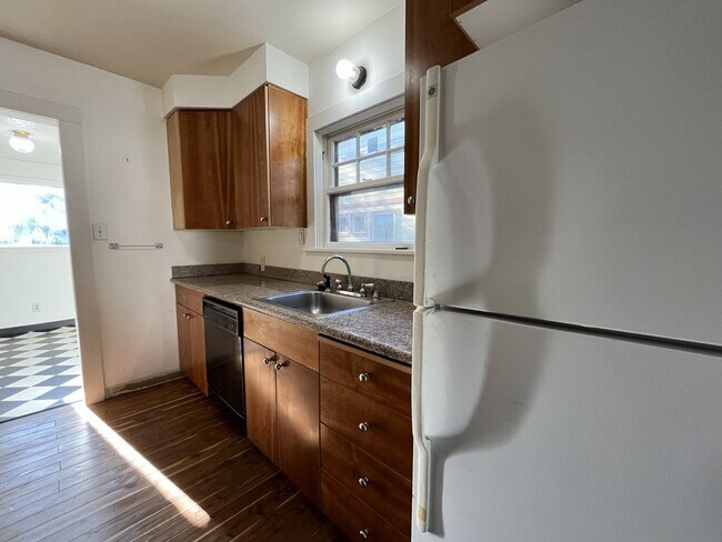 Foto del edificio - Character-Rich Two-Bedroom with Vintage Bath, Ample Storage & Expansive Outdoor Space