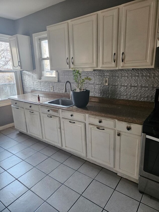 Building Photo - 907 Anna St