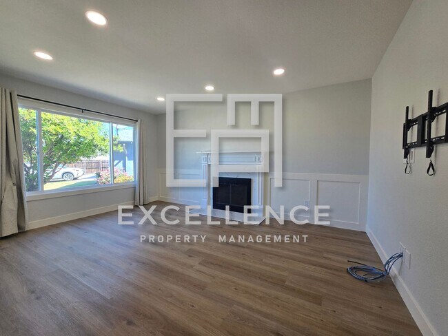 Foto del edificio - All Newly Remodeled Throughout Home With Huge Yard